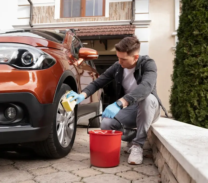 Lavage auto à domicile Neuville-sur-Escaut : professionnel intervenant sur un véhicule